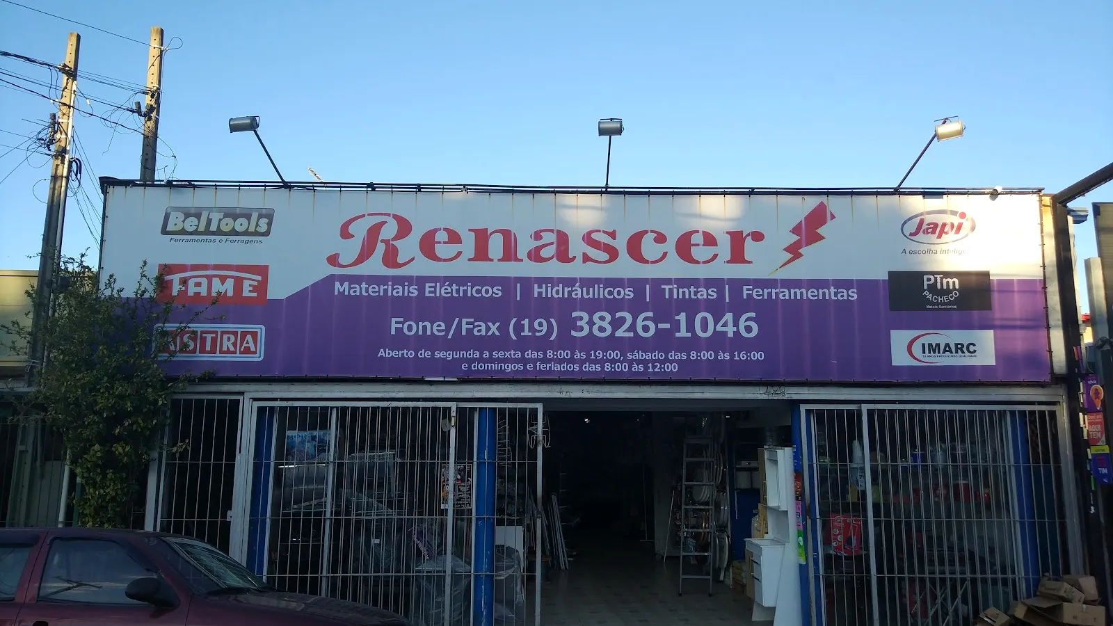 Prateleiras de ferragens, elétrica e ferramentas
